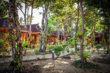 هتل Lanta Pearl Beach Resort