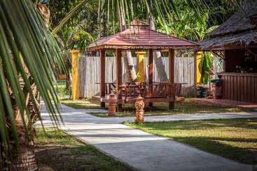 هتل Lanta Pearl Beach Resort