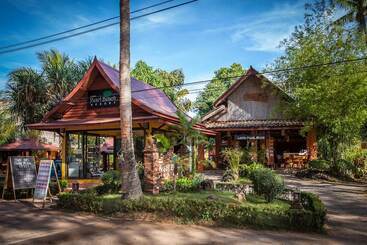 هتل Lanta Pearl Beach Resort