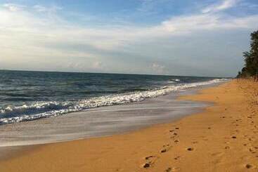 هتل Lanta Pearl Beach Resort