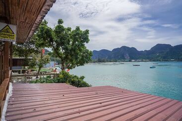 هتل Phi Phi Cozy Seafront Resort
