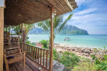 هتل Phi Phi Cozy Seafront Resort