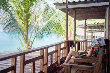 هتل Phi Phi Cozy Seafront Resort