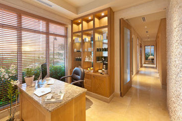 هتل Port Ferdinand Yacht and Beach Club Residences