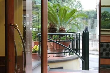 هتل Villa Serena