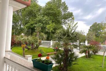 هتل Frenki S Residence