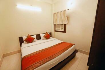 פנסיון Sada Shiv Guest House ,similar To 3 Star Type, Near Kashi Vishwanath Temple And Dashashwamedh Ghat W