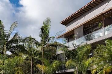 هتل Tau House