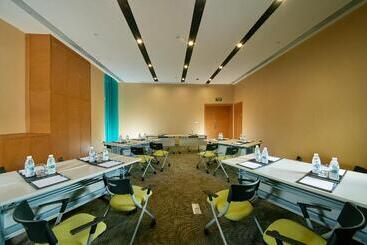 Holiday Inn Express Leshan City Square, An Ihg Hotel High Speed Rail And Leshan Giant Buddha