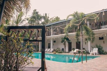 هتل Shell Resort