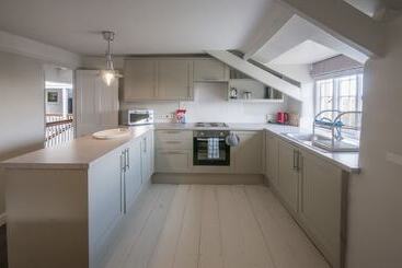 Yarner House