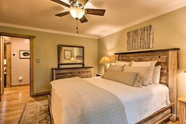 Blue Spruce Cabin  W / Hot Tub & Resort Amenities