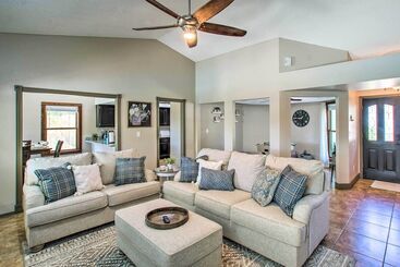 Bright Az Oasis W/ Fire Pit, Yard & Grill!