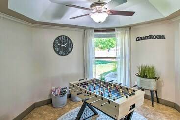 Bright Az Oasis W/ Fire Pit, Yard & Grill!