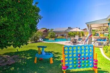 Bright Az Oasis W/ Fire Pit, Yard & Grill!