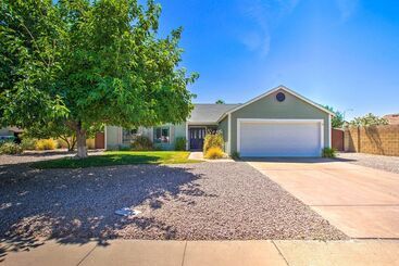 Bright Az Oasis W/ Fire Pit, Yard & Grill!