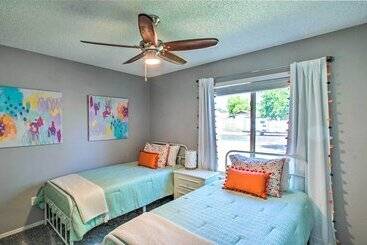 Bright Az Oasis W/ Fire Pit, Yard & Grill!
