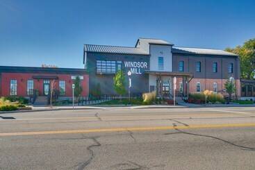 Charming Getaway, Walk To Windsor Lake & Downtown!