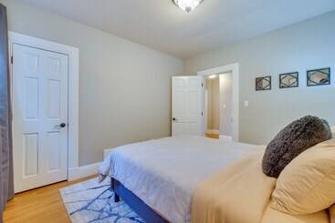 Charming Getaway, Walk To Windsor Lake & Downtown!