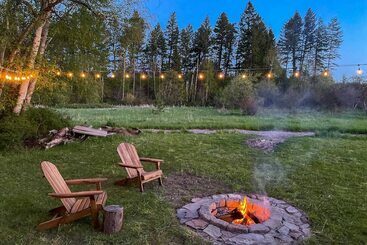 Cozy Abode W/ Views   15 Mi To Glacier Natl Park!