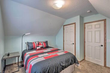 Cozy Cedar Rapids Pad   2 Blocks To Mercy Care!