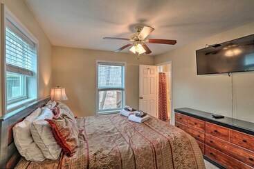 6 Mi To Skiing: Family Poconos Home W Decks!