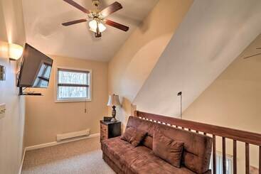 6 Mi To Skiing: Family Poconos Home W Decks!
