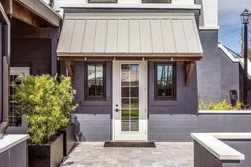هتل Lily Hall A Boutique