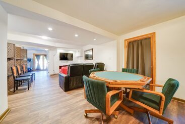 Lower Level Pittsburgh Retreat: Hot Tub + Grill!
