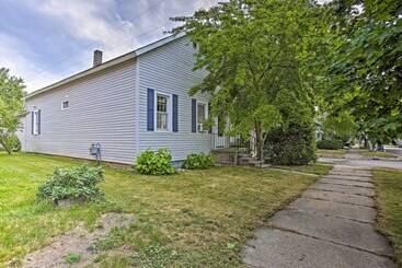 Manistee Home W/ Fire Pit ~ 2 Mi To Beach!