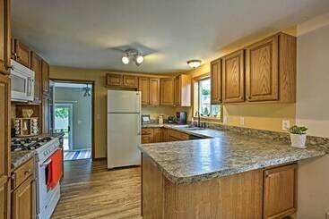 Manistee Home W/ Fire Pit ~ 2 Mi To Beach!