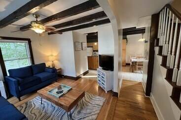 پانسیون Cozy 3br Beach House By The Sea