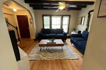 پانسیون Cozy 3br Beach House By The Sea