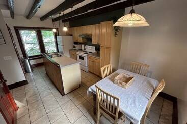 پانسیون Cozy 3br Beach House By The Sea