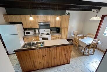 پانسیون Cozy 3br Beach House By The Sea