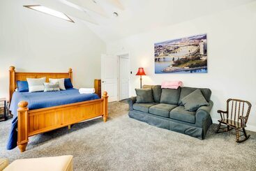 Pet Friendly Home   100 Feet To Walnut Street