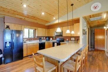 Prescott Hideaway W/ Deck, Sauna & Mountain Views!
