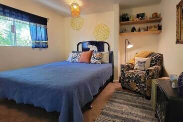 Quaint & Cozy Cottage: 3 Mi To Palisade Wineries!