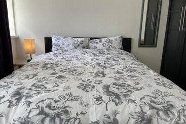 اقامتگاه Inviting 2 Bed Apartment Near Heathrow