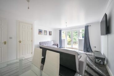 اقامتگاه House Sleeps7 Parking Garden Sportschannels