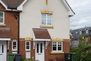 اقامتگاه House Sleeps7 Parking Garden Sportschannels