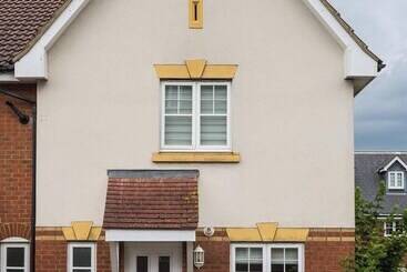 اقامتگاه House Sleeps7 Parking Garden Sportschannels