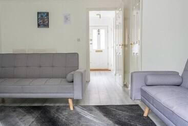 اقامتگاه House Sleeps7 Parking Garden Sportschannels