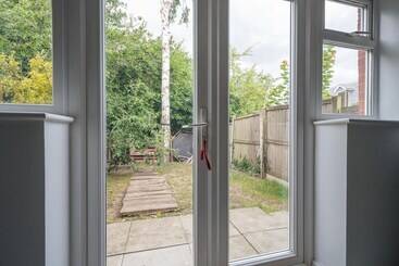 اقامتگاه House Sleeps7 Parking Garden Sportschannels