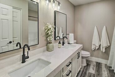 Show Low Family Home ~ 1 Block To City Park!