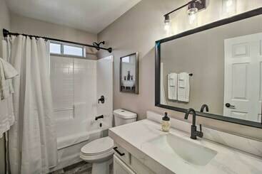 Show Low Family Home ~ 1 Block To City Park!