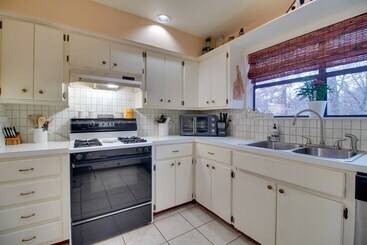 Tahlequah Duplex W/ Screened In Porch & Fire Pit!
