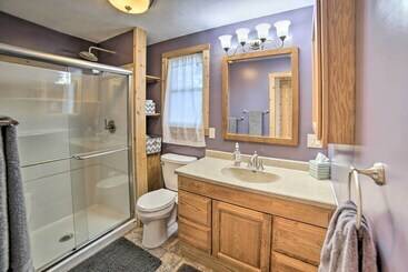 별장 Cabin On Powell Lake W/ On Site Snowmobile Trails!