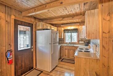 Whitewood Cabin: Deck, Gas Grill & Hot Tub!