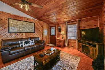 コテージ Bryson City Cabin W/ Hot Tub, Views & Pool Table!